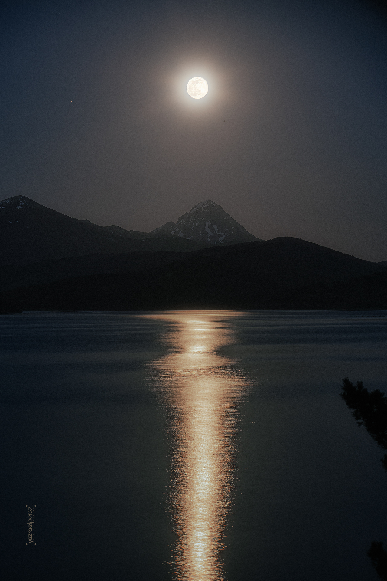 Luna llena sobre el pico Espigüete