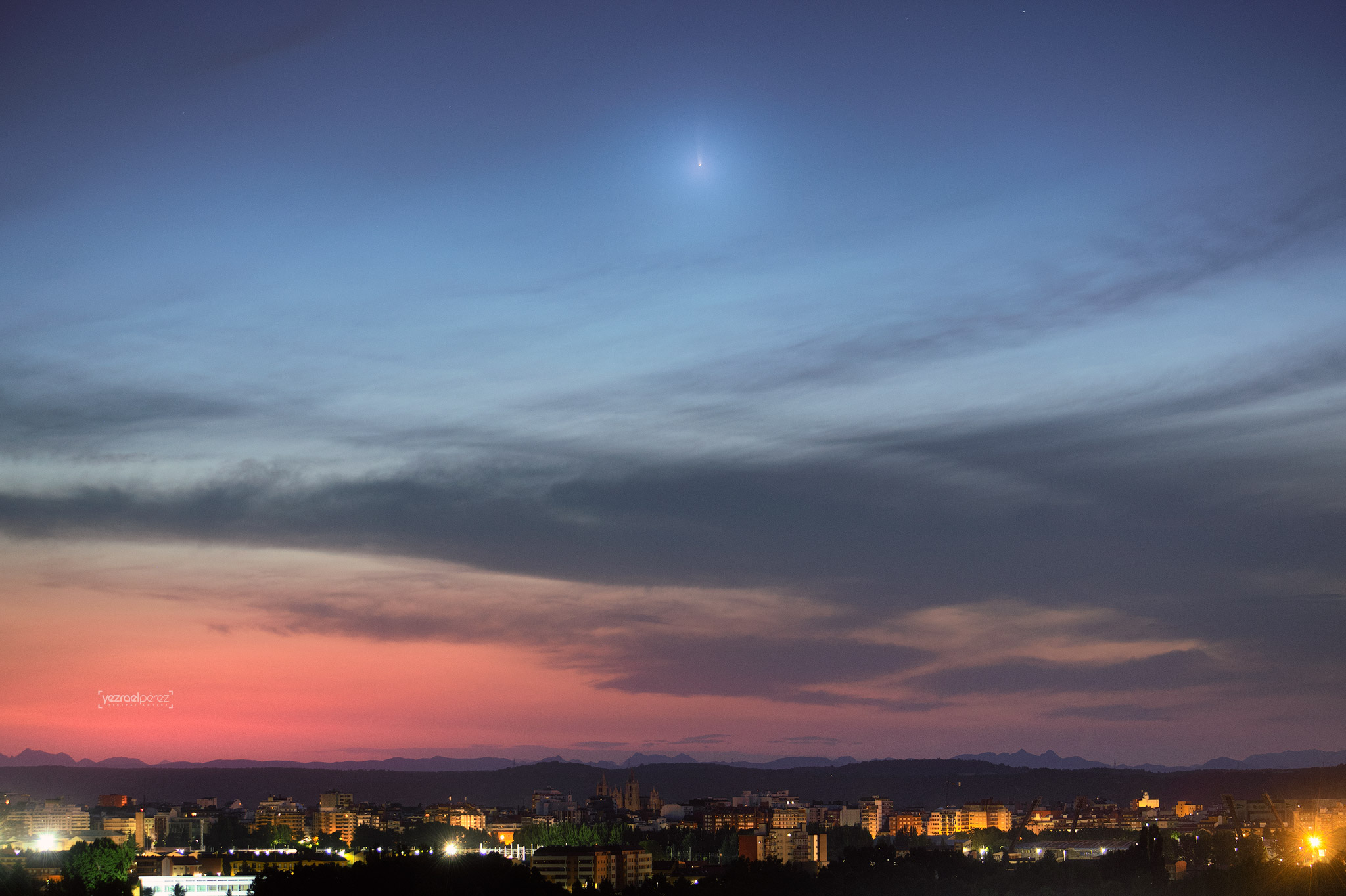 El cometa Neowise en el amanecer sobre León