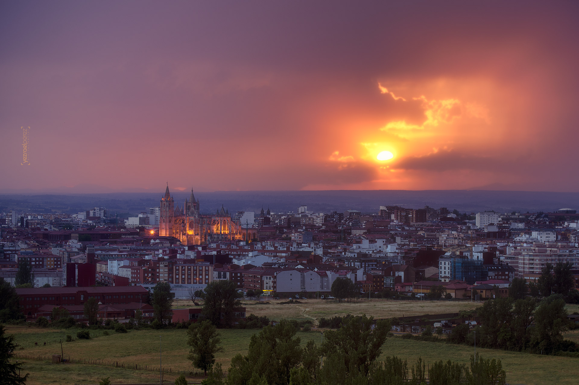 La ciudad de León frente a un tormentoso atardecer en el horizonte