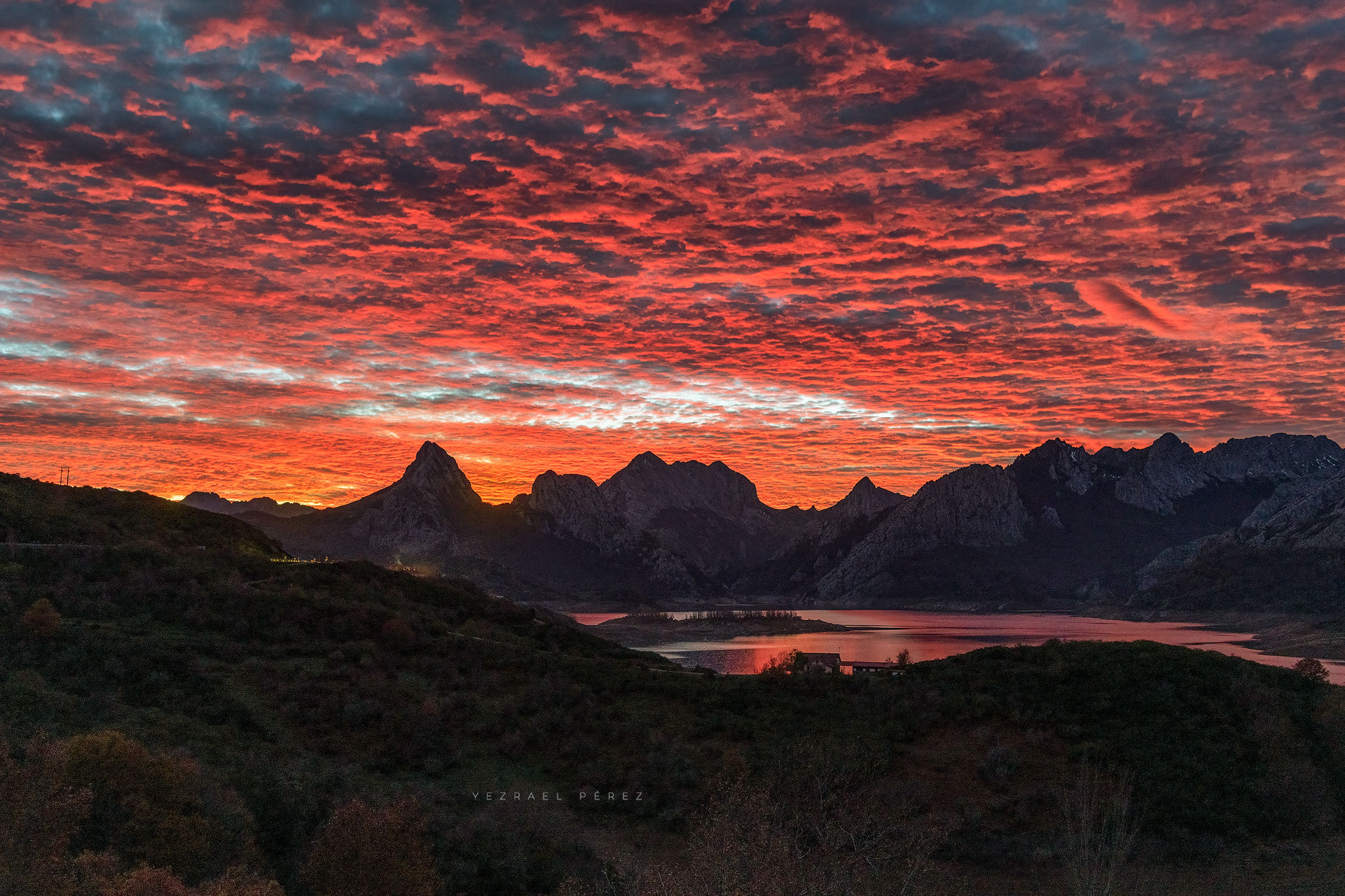 El cielo "en llamas" en un puesta de Sol espectacular sobre la Montaña de Riaño