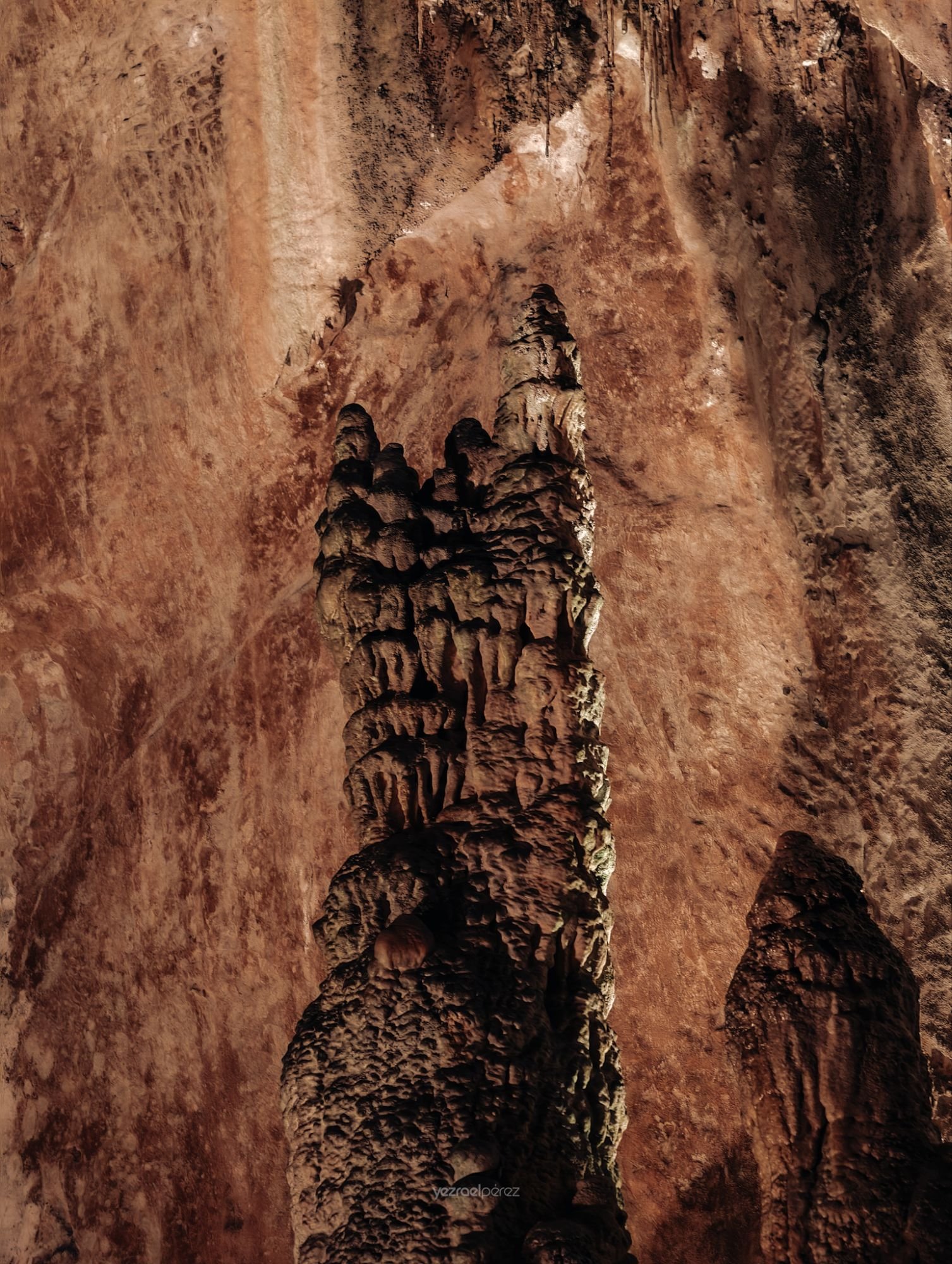 Columna de roca erosionada en angosto cañón de paredes ocres y texturas naturales